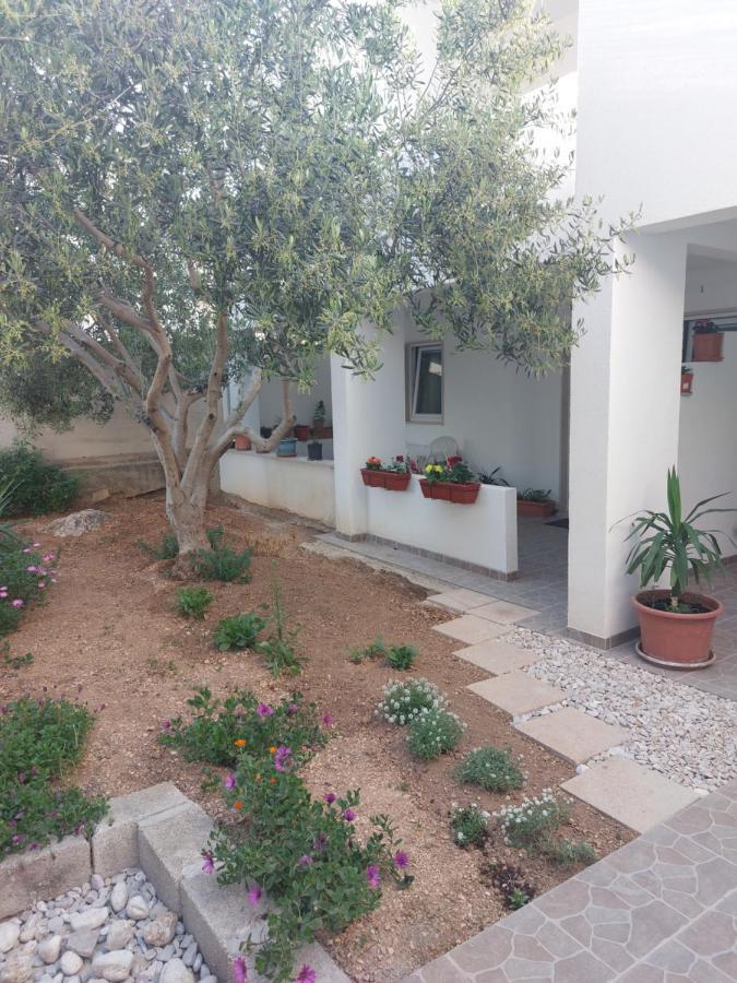 Apartments Slavica Bol Bagian luar foto