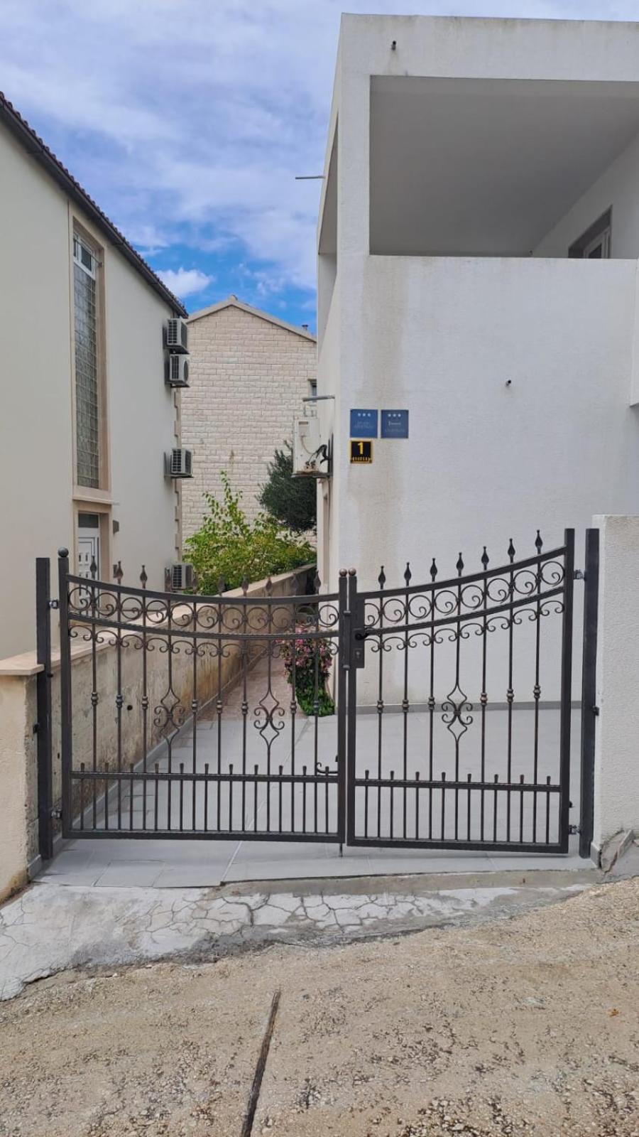 Apartments Slavica Bol Bagian luar foto
